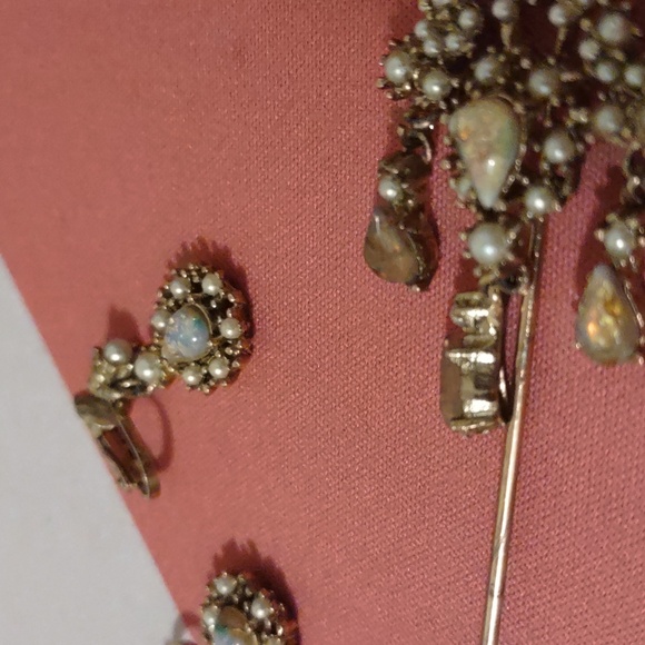 Elegant Pearl and Opal Jewelry Set - Picture 3 of 3